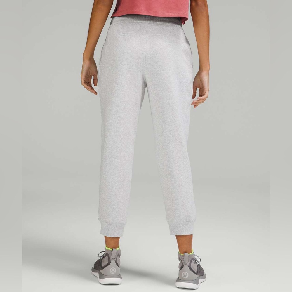 Lululemon Cropped Joggers. Size 6 - Picture 3 of 7